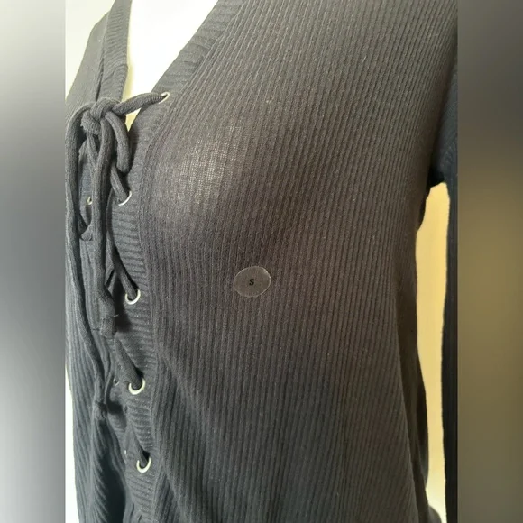 🆕 AEROPOSTALE Long Sleeve Solid Lace-Up V-Neck Tee In Black - Picture 5 of 8